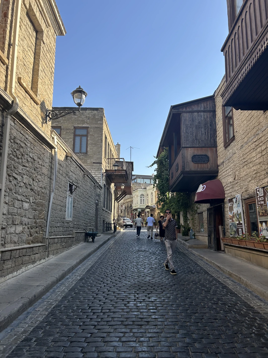 Прекрасный гид Эльмир. Очень открытый, позитивный, харизматичный и эрудированный. Рассказал интересно и много про традиции, историю