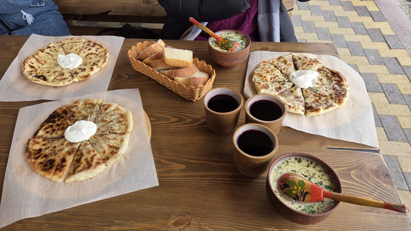 Отличное путешествие. Олег аккуратный и внимательный водитель, во время прездки чувствовали себя комфортно. Рассказы о местах,