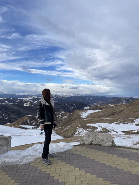 Отличная экскурсия, несмотря на плохую погоду в Домбае, все прошло чудесно. Тамара отличный гид,рассказчик, водитель, фотограф