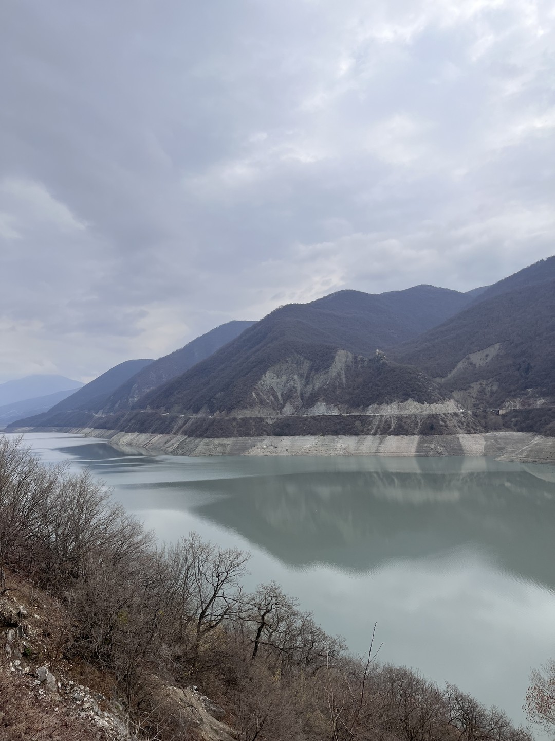Всем рекомендую хотя бы раз побывать в зимних-послезимних горах. У Дианы не получилось провести экскурсию, но