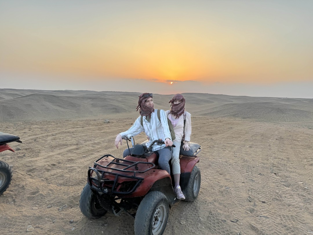 Очень хорошая экскурсия, в ней мало чего будут рассказывать об истории, пирамидах или пустыне, но душевные