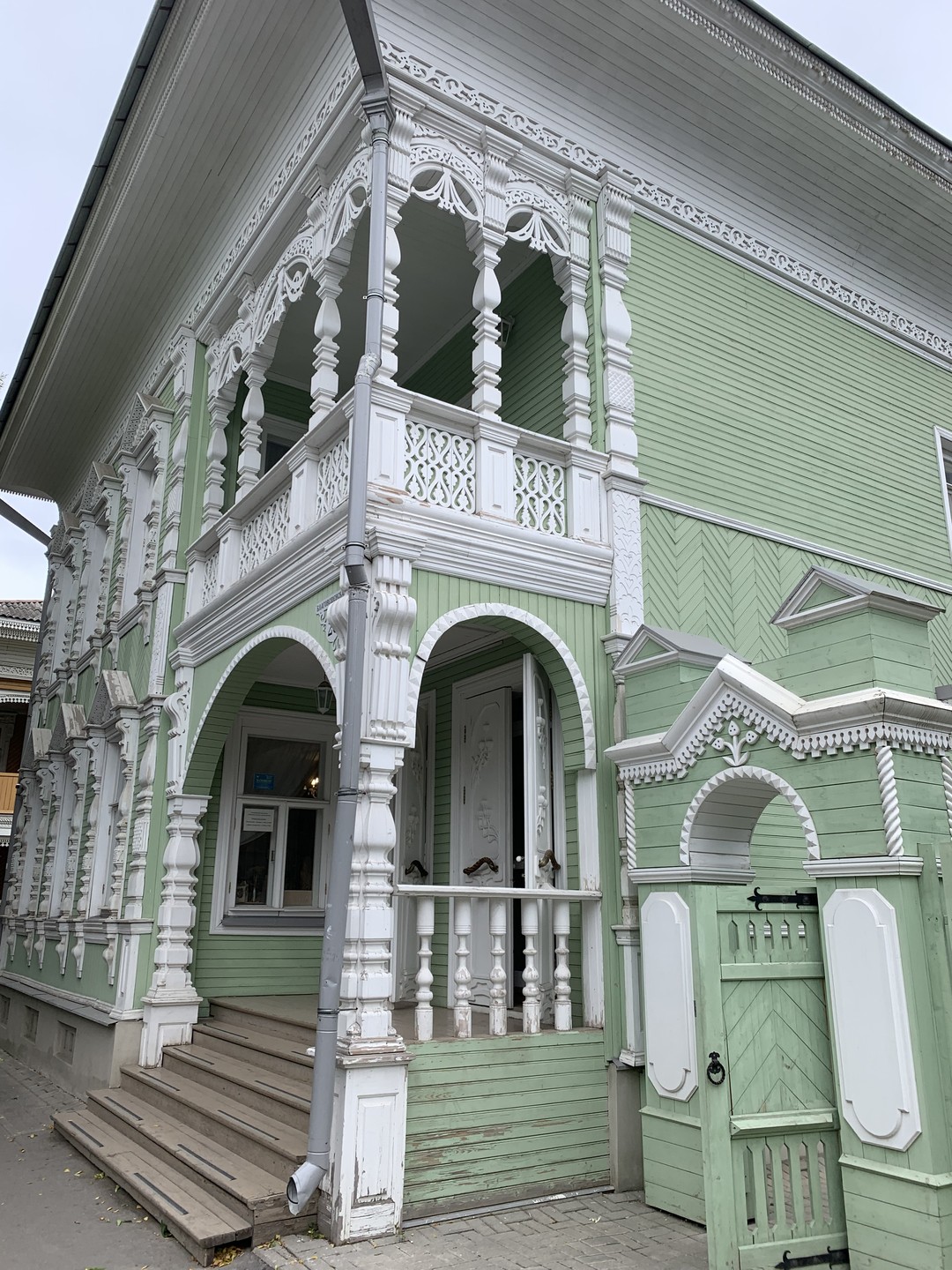 Город, где резной палисад (Лариса)