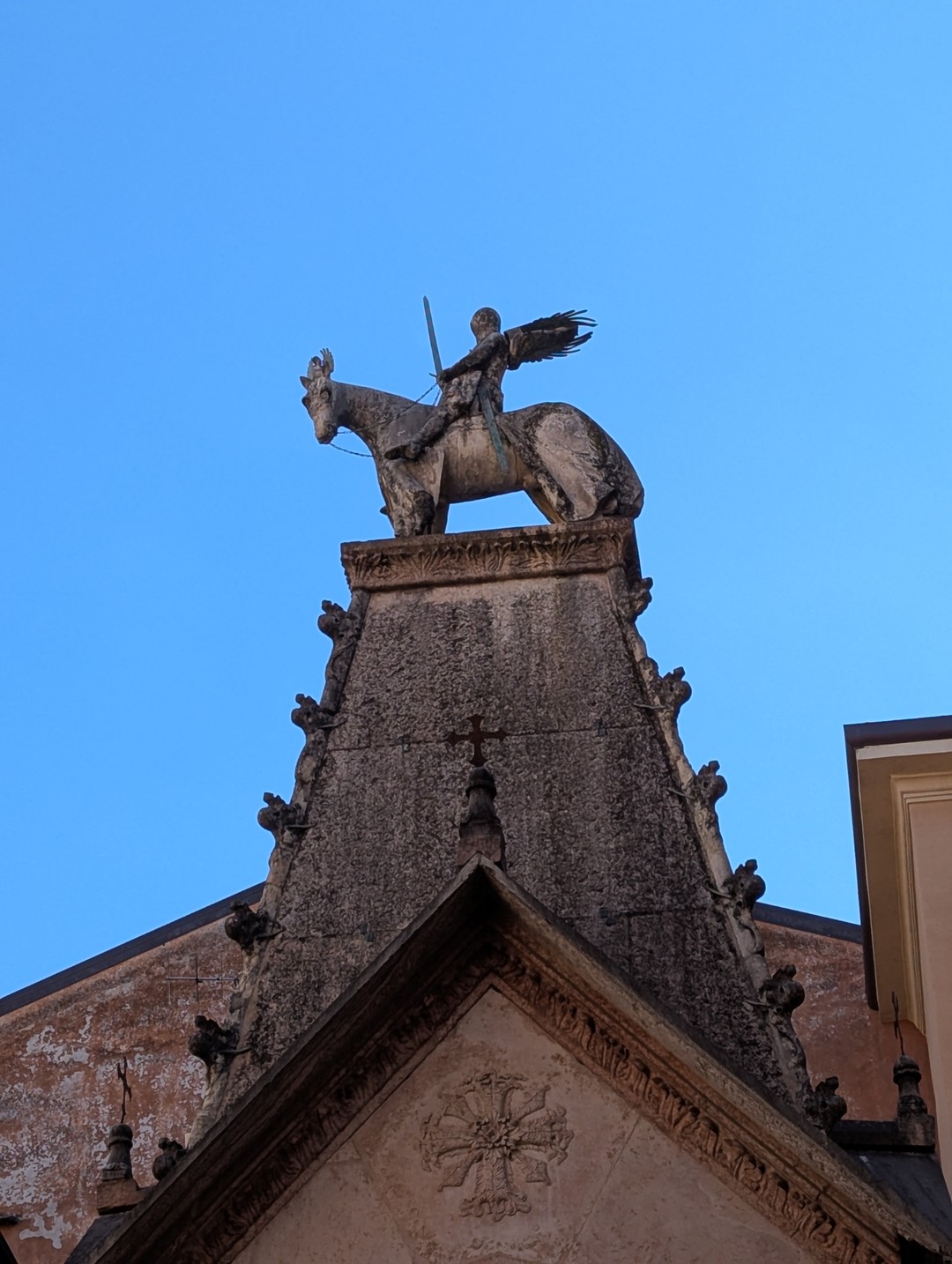 Нам невероятно повезло с гидом. Евгений Итальянец, говорящий по русски и знающий ещё несколько языков, прекрасно