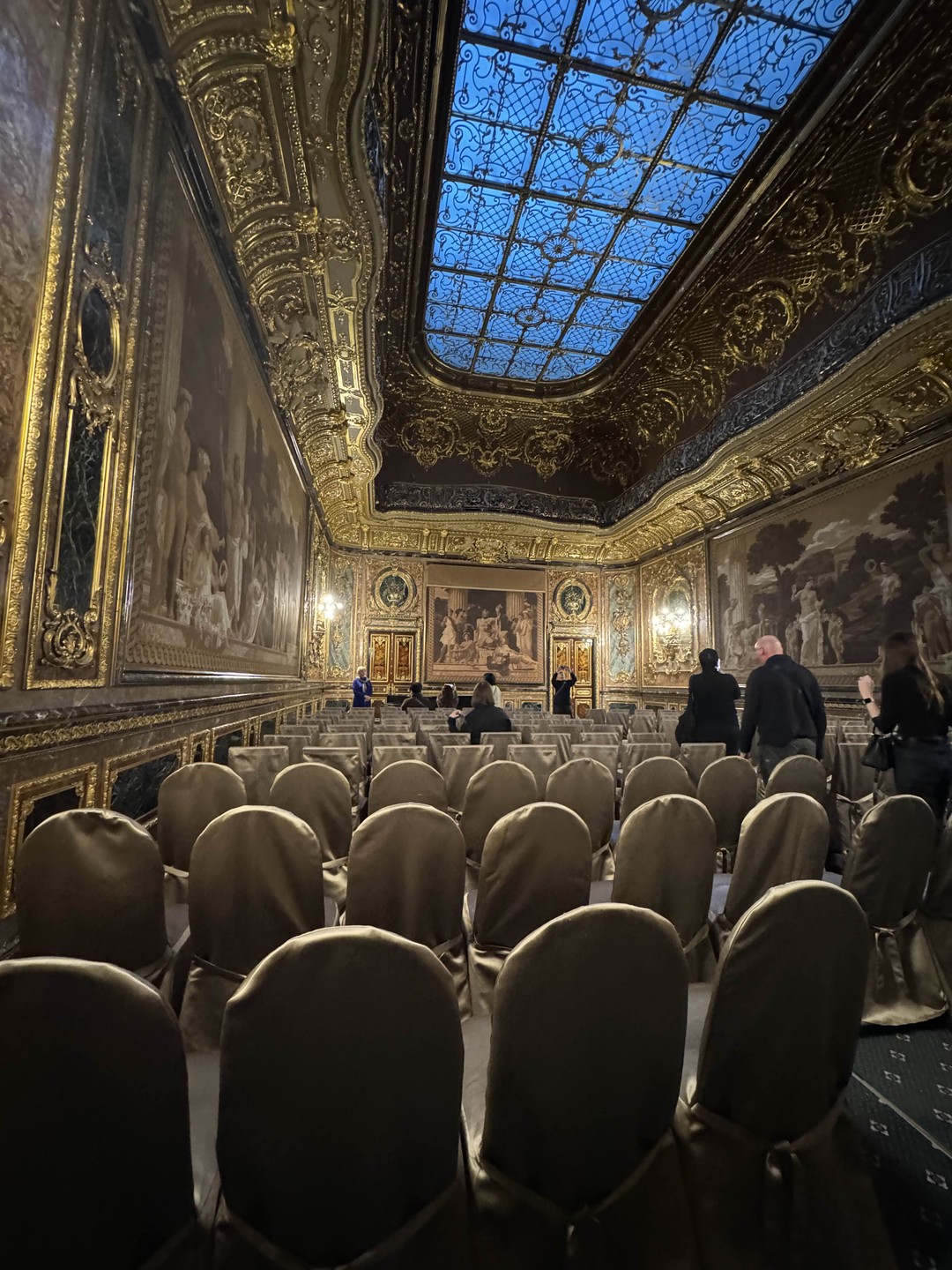 За ничем не примечательными фасадами казалось обычного дома скрыта жемчужина архитектурной мысли, подлинные уникальные интерьеры и