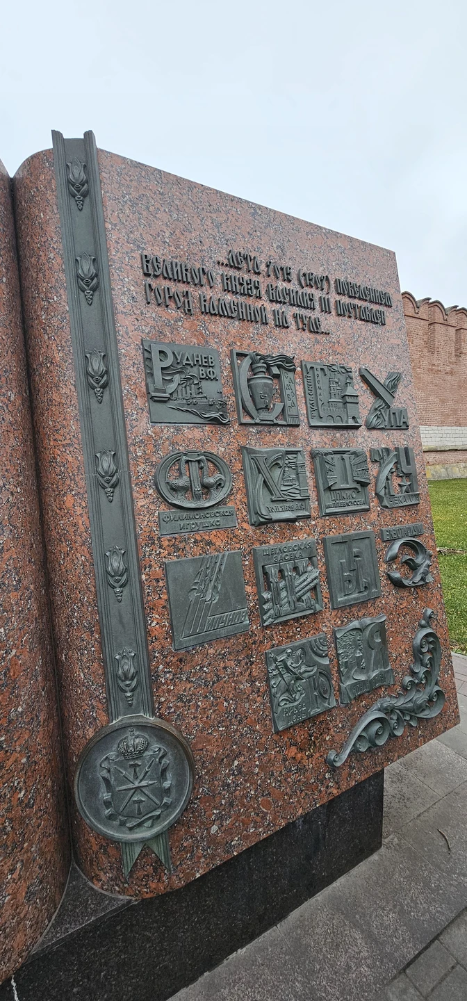 Галина-потрясающий гид. Очень интересно рассказывала и показывала. И хоть погода была так себе, но в компании