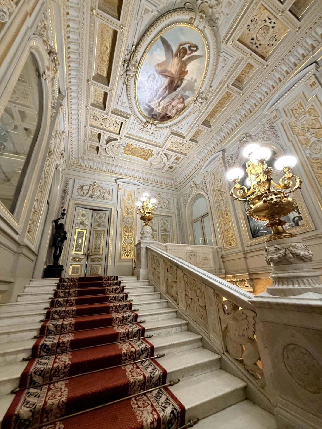 Очень красивый дворец!!!интересная экскурсия и факты