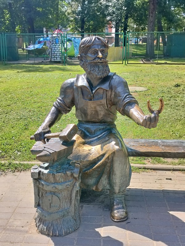 По Пскову - на электровелосипедах и автомобиле