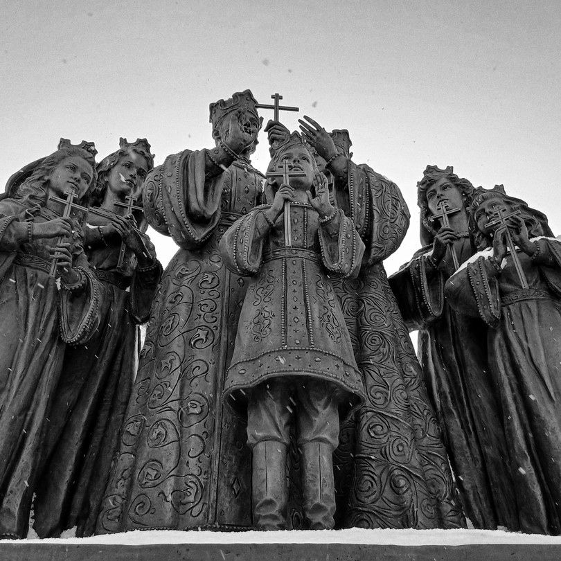 Горячо рекомендую экскурсию у Станислава. За 2 часа вы посмотрите основные достопримечательности из машины и пешком