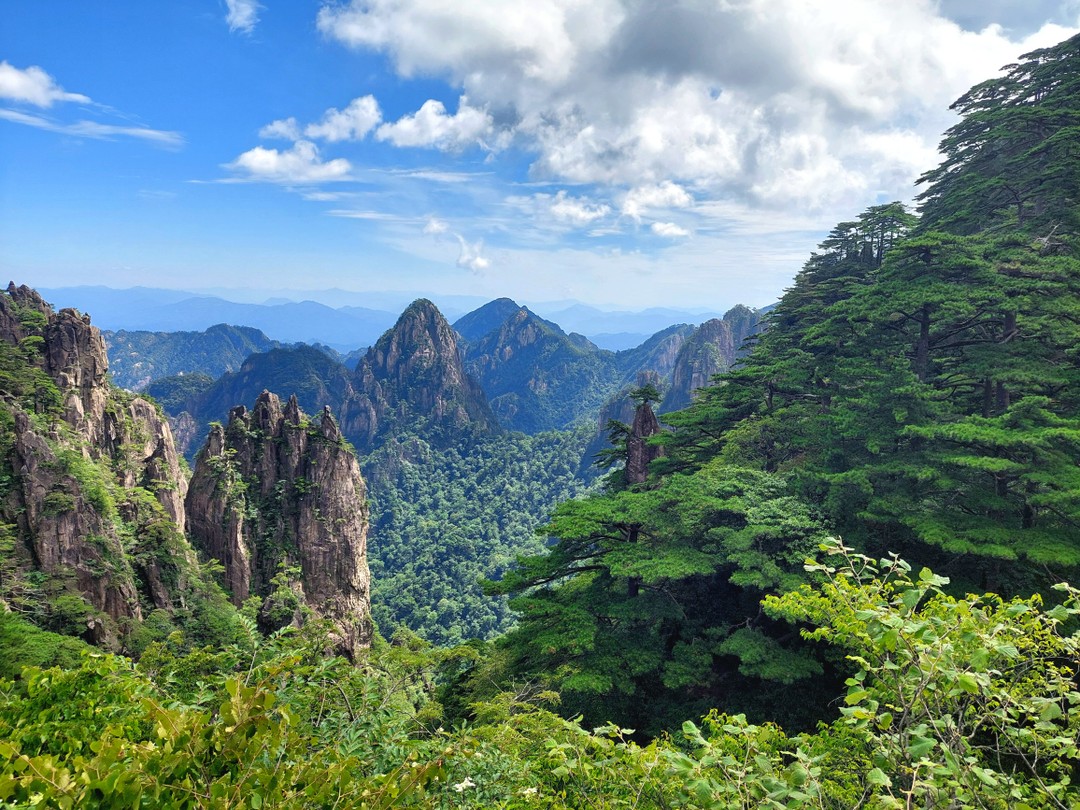 Действительно побывали в Поднебесной. Горы Хуаншань завораживают своей красотой и живописностью. Получили настоящее удовольствие и физ.