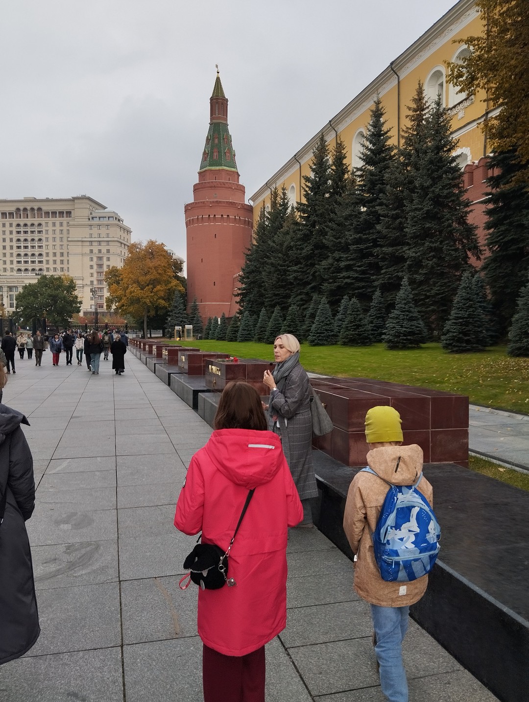Были сегодня на экскурсии с детьми 7, 10 и 12 лет. Очаровательный экскурсовод вела квест-экскурсию очень