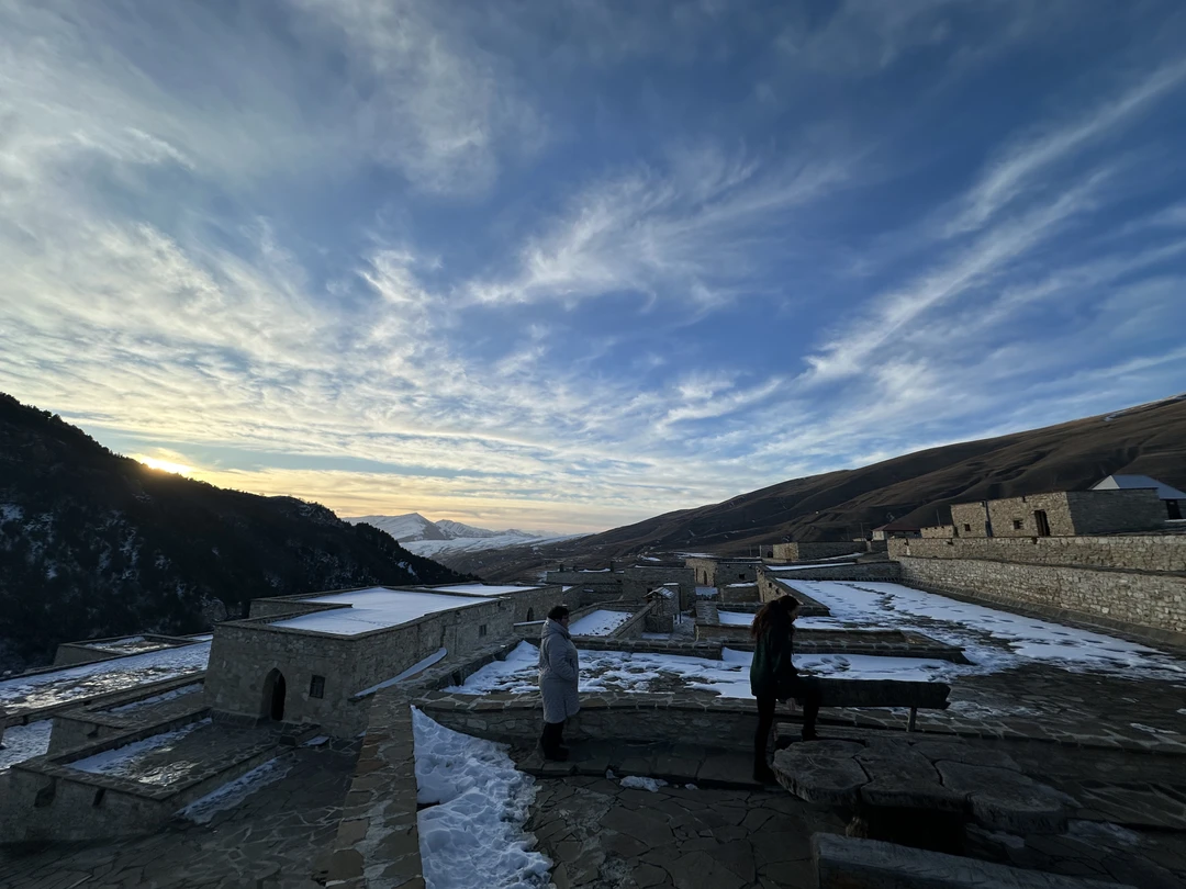 组织者并没有提前一天通知我，第二天的游览路线有变化，是导游接到我之后，我才知道改变了游览路线。但是导游Сулумбек很热情，负责，也很有耐心，我当天身体不太舒服，也没有睡好，导游知道后，让我自己在最后一排可以休息，还贴心的给我找了抱枕让我可以躺着休息，每到一个景点都会询问我是否好些了，是否要去游览这个景点？还贴心的带我们去当地的市场购买当地的食物，真的好便宜，而且还吃到了之前没吃过的当地食物。整体是十分开心的，给导游点赞！