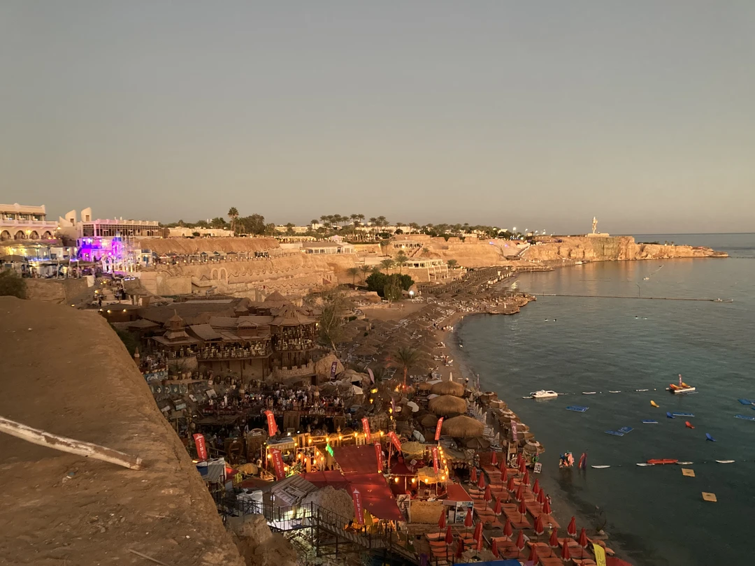 Выбрали экскурсию именно у Валида по рекомендации - и не пожалели! Валид очень интересный рассказчик с