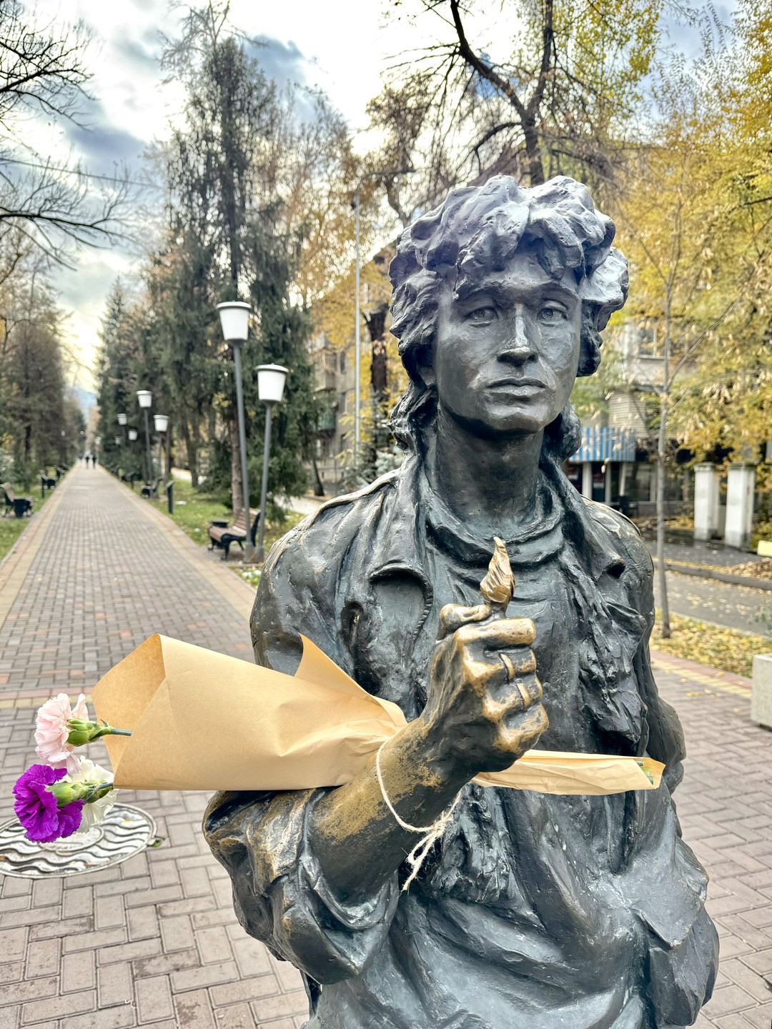 Мы часто бываем в Алма-Ате, очень любим этот город. Алиса смогла открыть для нас новую грань – мозаику, винтаж и, конечно, вкусный кофе)