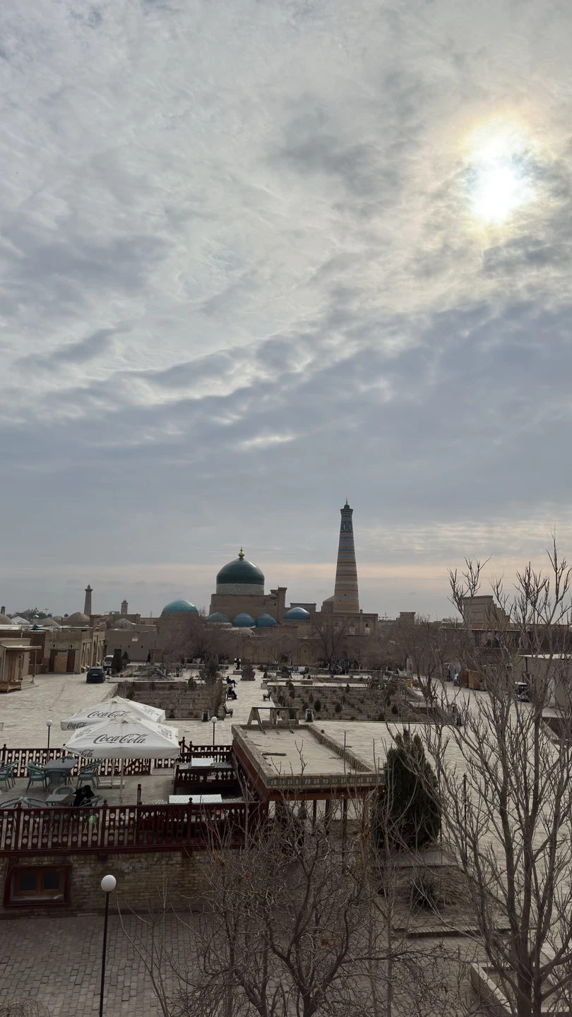 Хочу оставить отзыв об экскурсии по городу Хива. Нашим гидом была замечательная девушка Рисолат. Она отлично