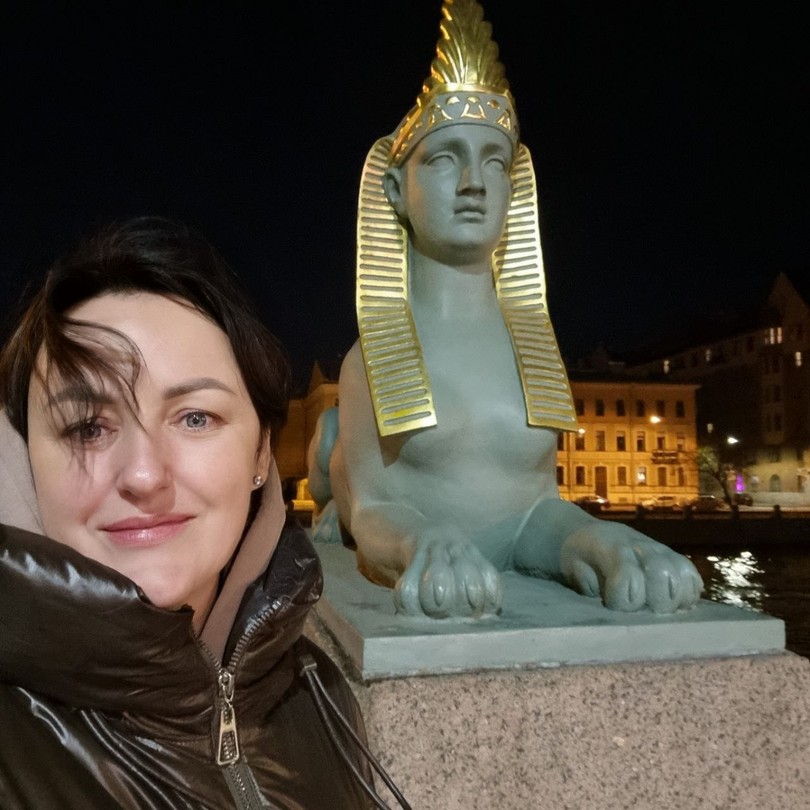 Очень приятный интеллигентный гид. Антон приехал за нами к отелю. До разведения мостов, мы проехали по