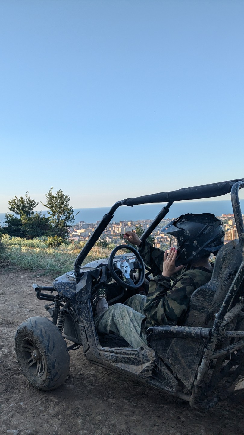 Все понравилось, впервые ездила на багги, объяснили как пользоваться,выдали костюм и шлем, что редкость, доехали до