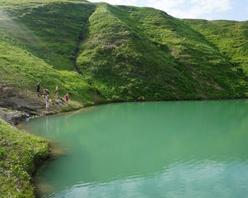 Бездонное озеро и гора Карачайка