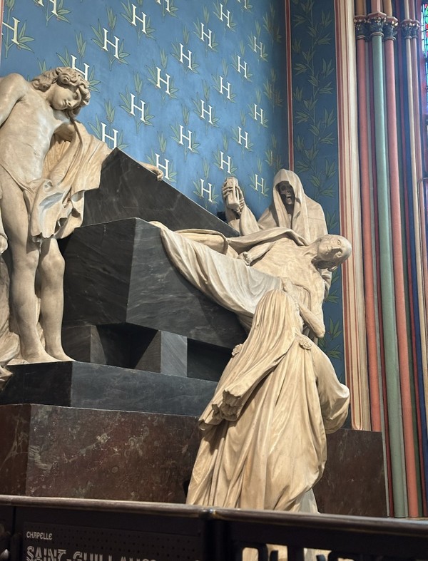 Загадочный Нотр-Дам снаружи и внутри