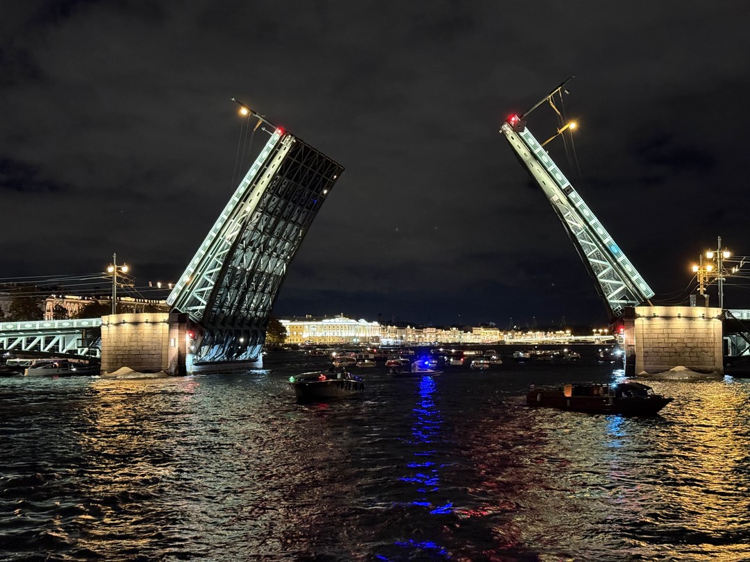 Отличная прогулка! Хороший уютный и просторный теплоход с отапливаемой палубой. Хороший туалет. Хороший гид, взаимодействие с