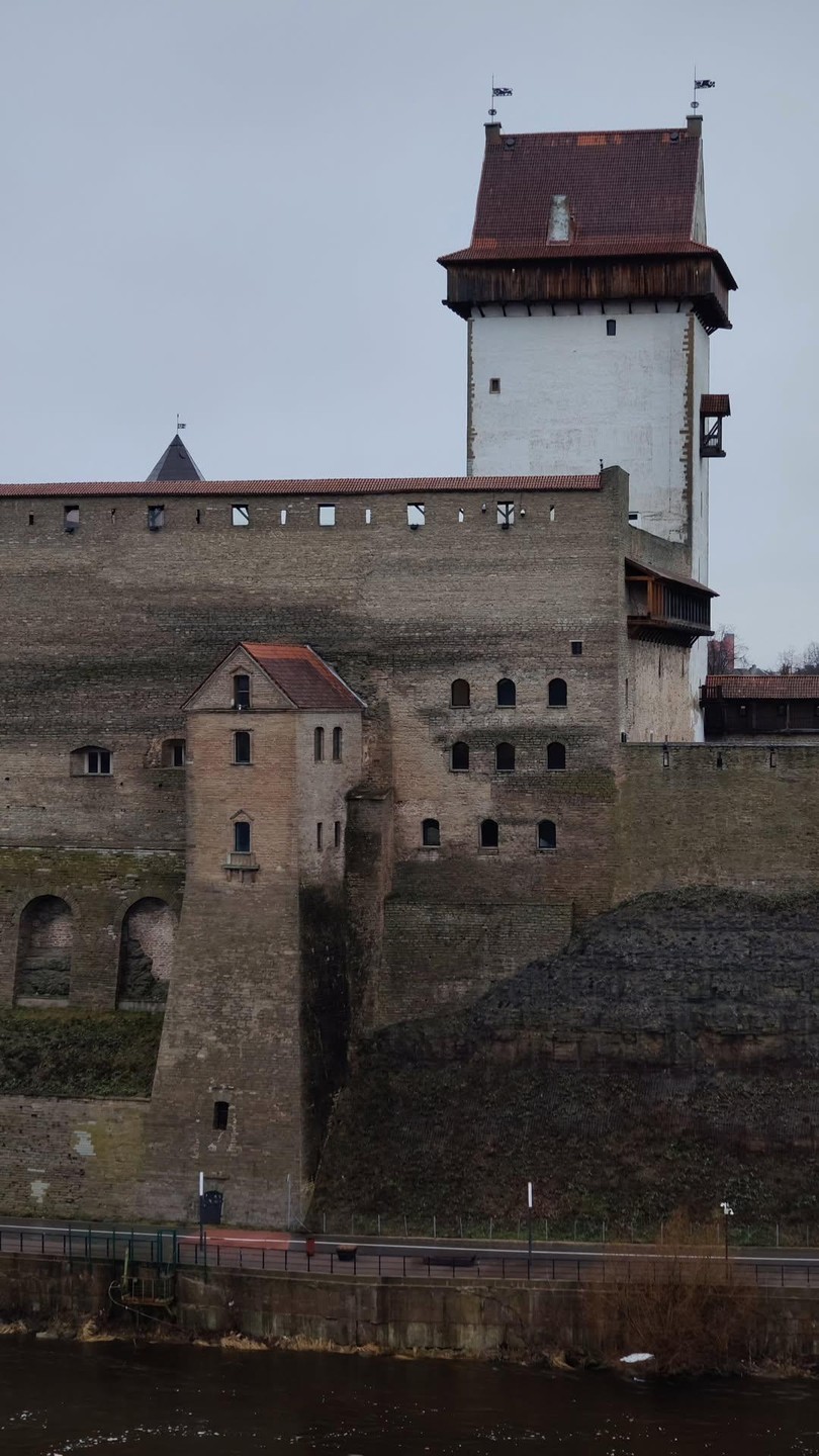 Экскурсия из Петербурга в Ивангород: крепость, нарвская рыба и маяк (Александра)