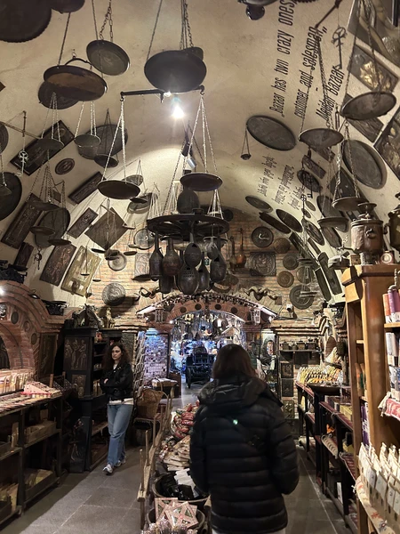 совершенно потрясающая Мириам! экскурсия очень интересная, невероятно эмоциональная. история, культура, традиции, юмор - все это мы получили сполна!