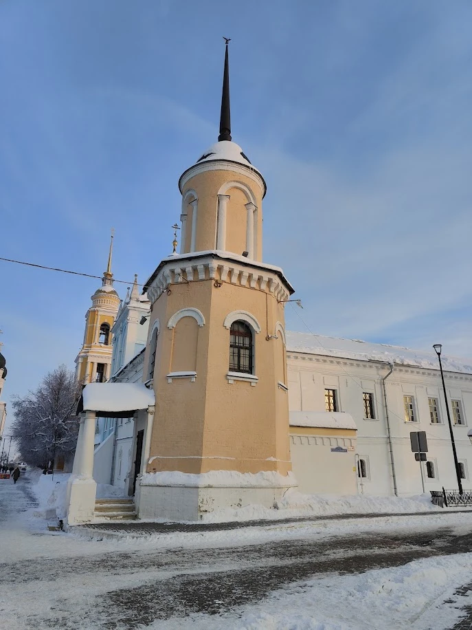 Были на экскурсии в самый холодный день за последние годы. Никита выдал гостям наушники с приёмником