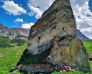 На внедорожниках к старинным аулам, башням и пещере