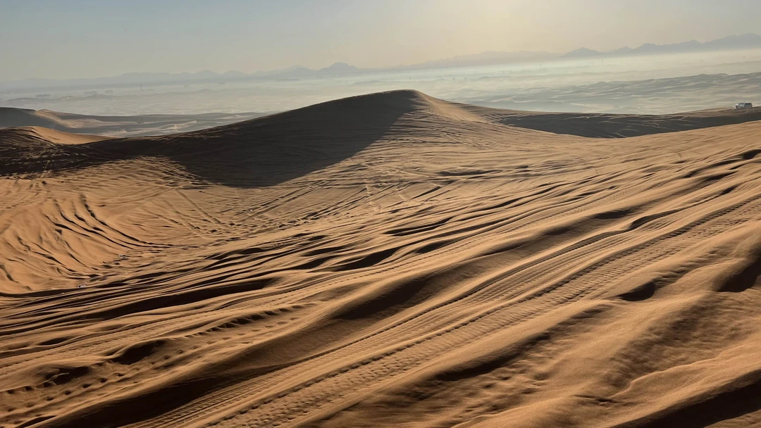 Отличное начала дня. Выехали в 6:30 утра и успели вернуться на завтрак в отель. Песок в