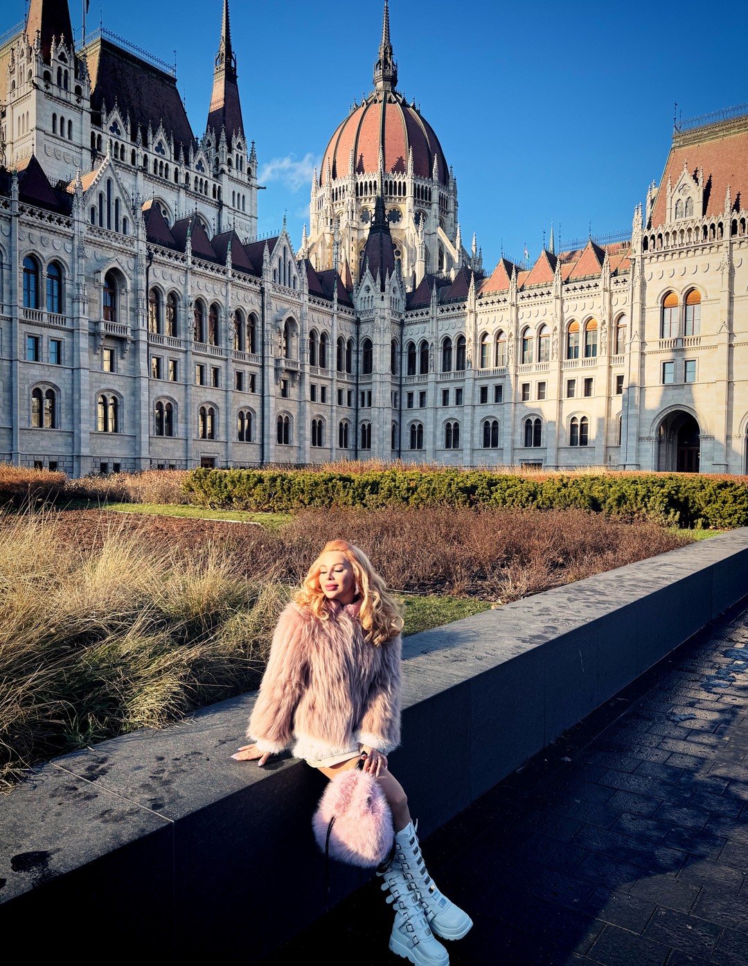 Когда я впервые увидела Гульнару -такую элегантную и тонкую леди -мне было немного сложно представить её