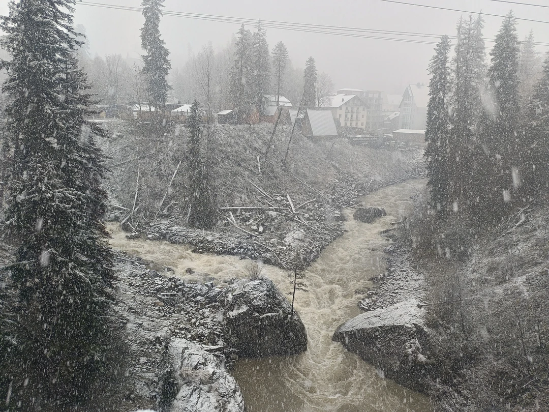 Нам ужасно не повезло с погодой! Единственный день на неделе отпуска, когда лил дождь, а наверху в горах был снег. И как итог мы ничего не увидели(((