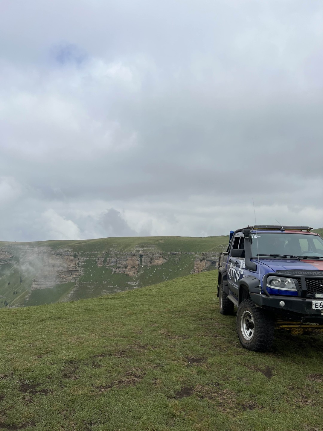 Экскурсия невероятная! У нас на замену был гид Денис. Всё было замечательно! Локации головокружительной красоты, Денис