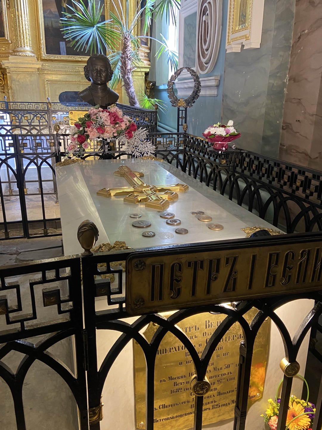 Одна из лучших экскурсий в Петербурге! Спасибо Алексею, безумно интересно. 3 часа пролетели незаметно, узнали столько