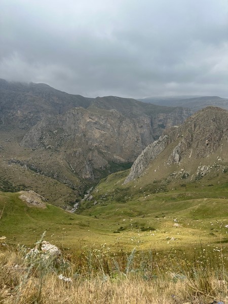 Не сомневайтесь! Это надо видеть своими глазами! От красоты дыхание перехватывает. Мы - любители гор и