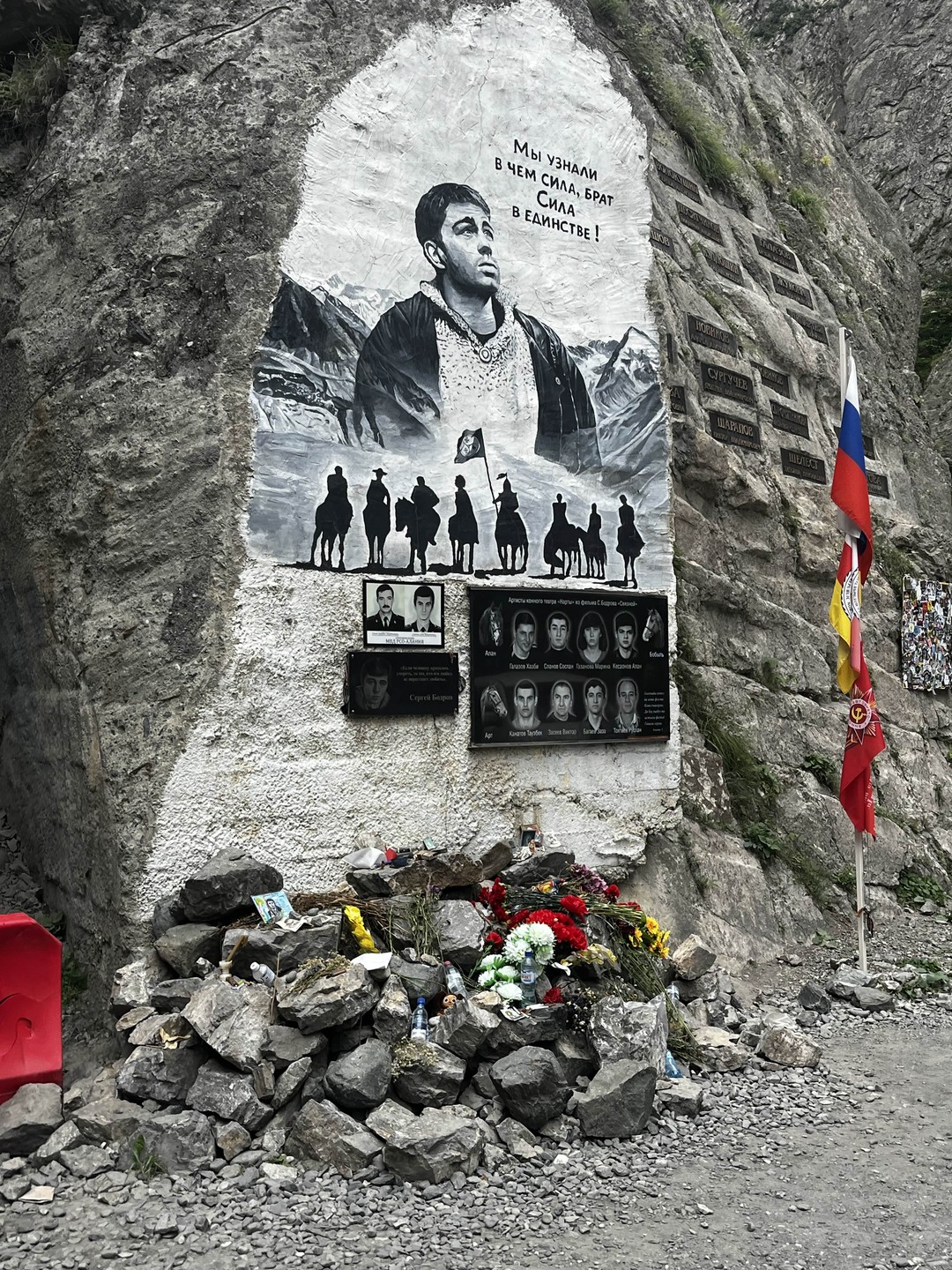 Побывали в Осетии с гидом Евгением, посмотрели самые потаенные места, погуляли, попили вкусной полезной воды, узнали много разных фактов