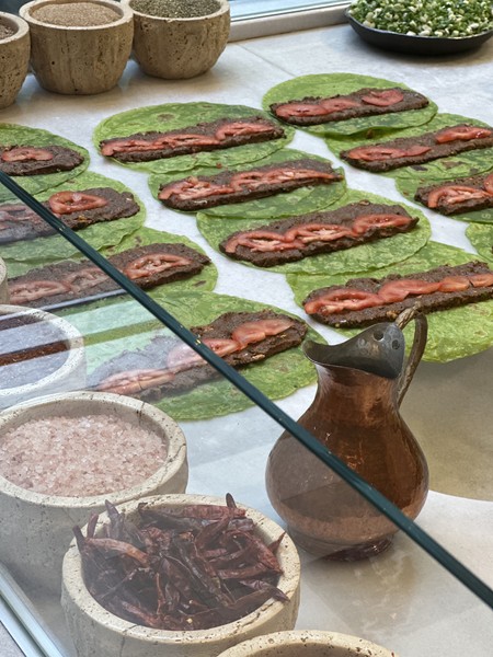 все было отлично, прогулялись по городу, было очень много интересных локаций, куда бы я один точно