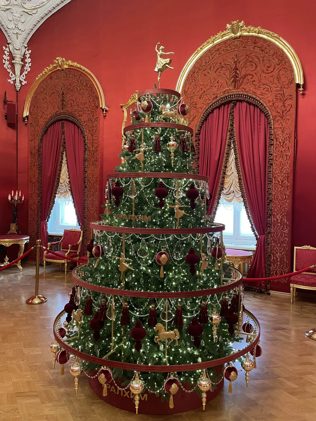 Мы бы хотели поблагодарить нашу экскурсовода Александру. Нам она очень понравилась, своим добродушием, любовью к театру