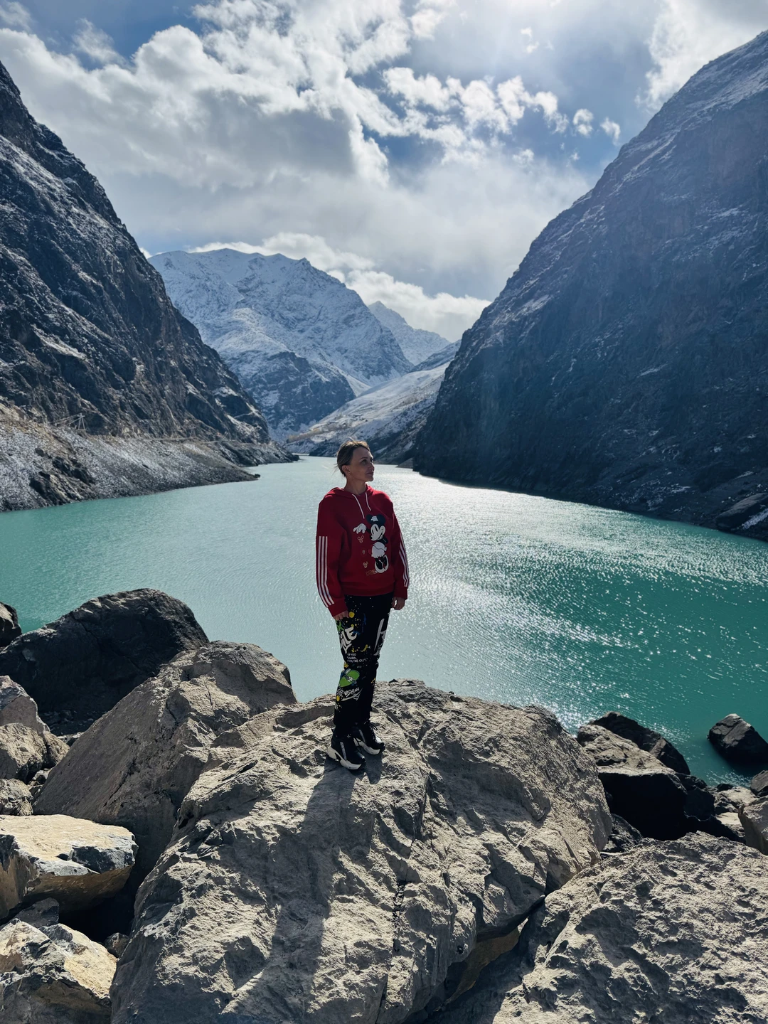 С экскурсией нам очень повезло. Именно в этот день выпал снег в горах. И мы увидели