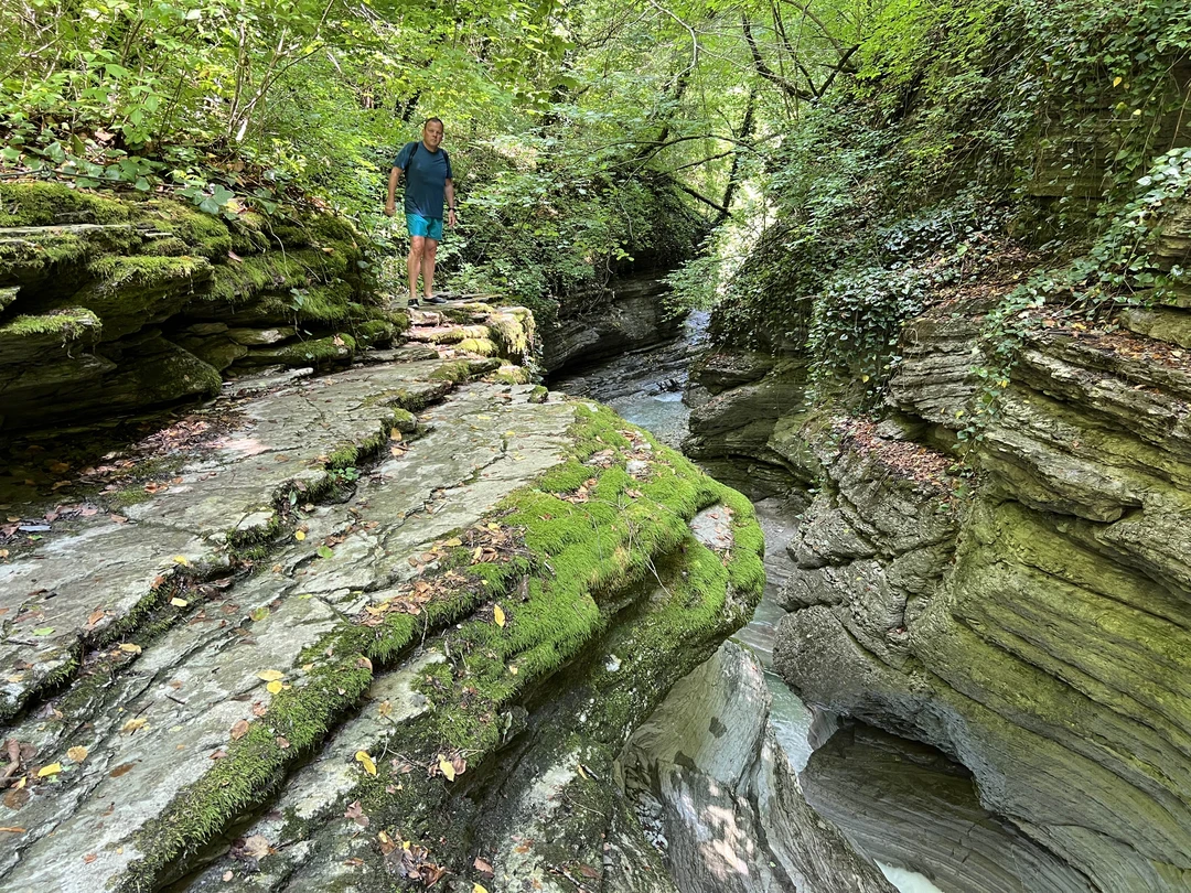 Все очень хорошо прошло. Вячеслав забрал нас из гостиницы и вернул обратно. Маршрут очень интересный и красивый. Впечатления только положительные