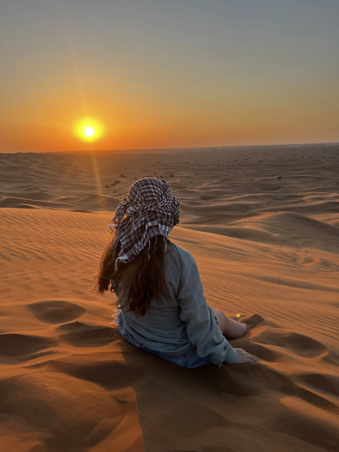 Магия заката, мягкость песка, крутые виражи на джипе и доброжелательность сопровождающего Сатара впечатлила и взрослых, и