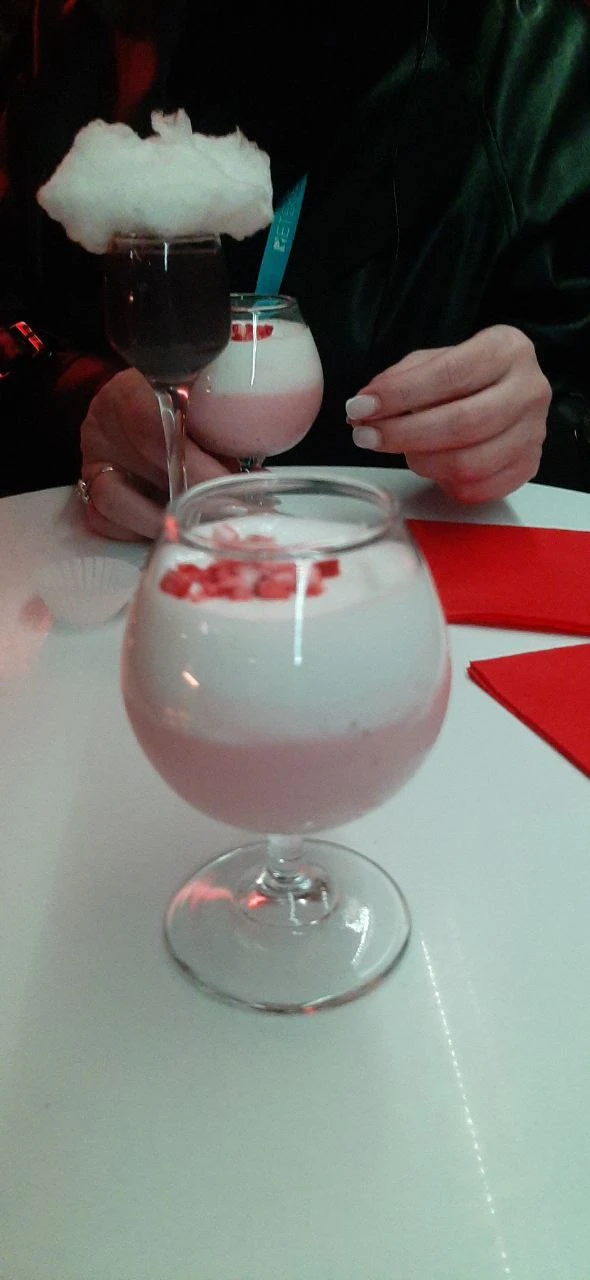 Очень классно погуляли с Ольгой по переулкам Ивановской горки с заходом в интересные бары. Какие-то заведения