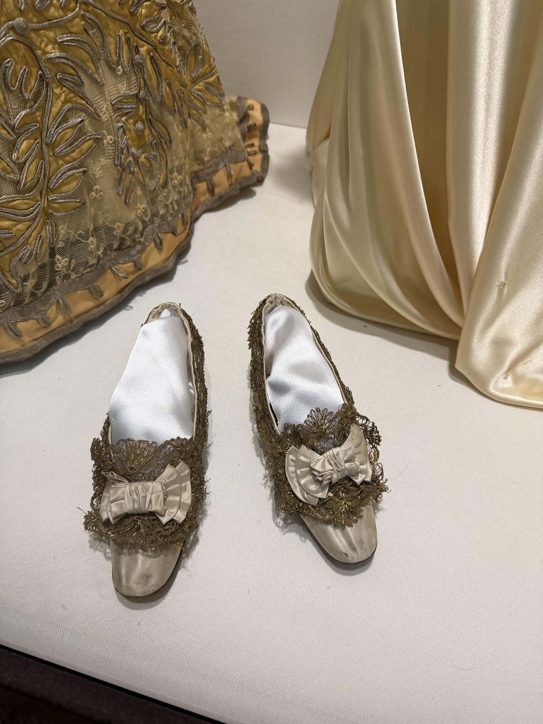 Замечательное погружение в 16 век. Чудесные замки, богатая история. Замечательный экскурсовод Наталья. От души всем рекомендую