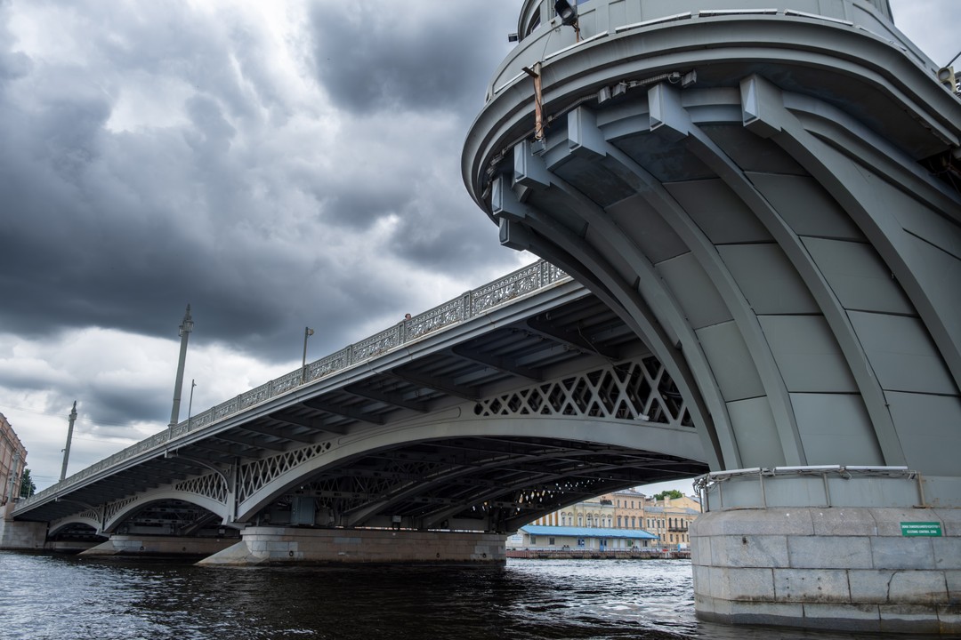 Внимательный, знающий капитан. Маршрут составлен хорошо, посвящен в основном акватории Невы. По каналам прошли совсем немного.