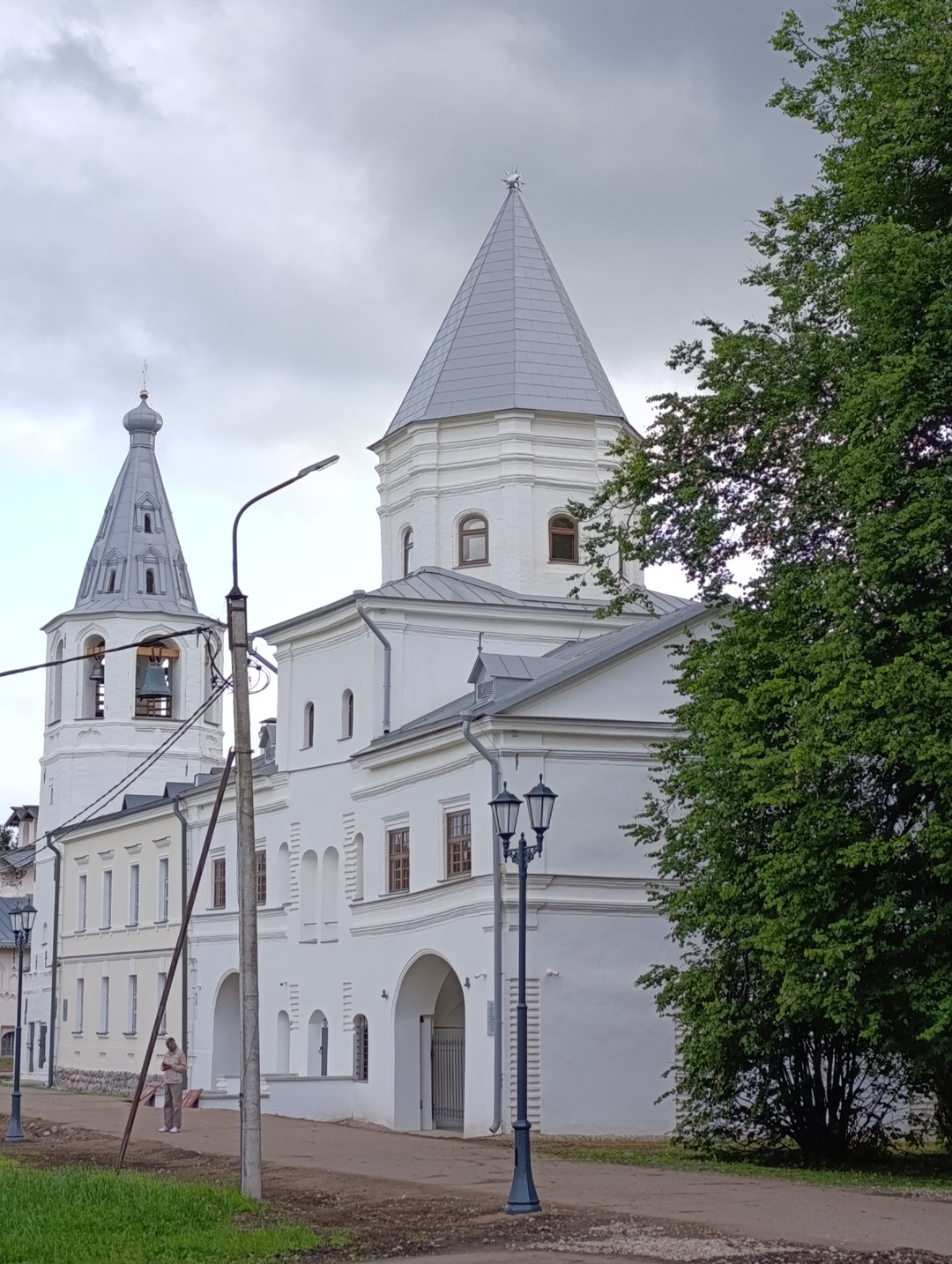 Прекрасная прогулка по великому Новгороду на автомобиле два часа. Объездили город полностью, увидели 37 достопримечательностей,которые охраняются