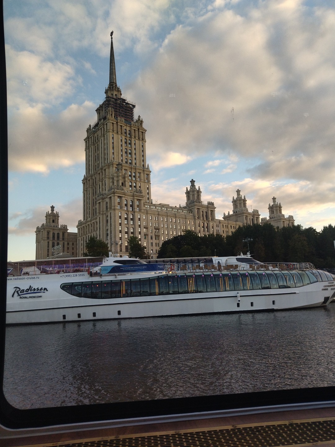Давно мечтала прокатиться по Москве- реке на кораблике и вот, моя мечта исполнилась, так сказать, в