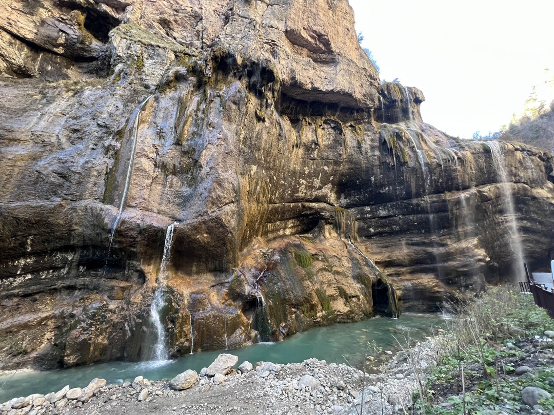 Несмотря на вроде как насыщенную программу в описании тура: два ущелья, теснина, водопады, ледник. Весь маршрут
