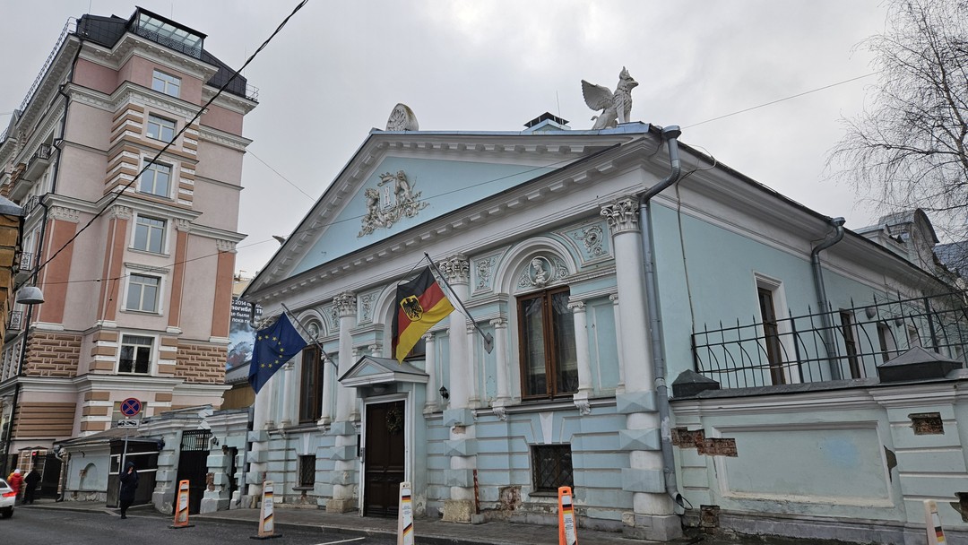 Спокойная прогулка по Кисловской слободе и познавательный рассказ о зданиях и людях, которые в них жили.