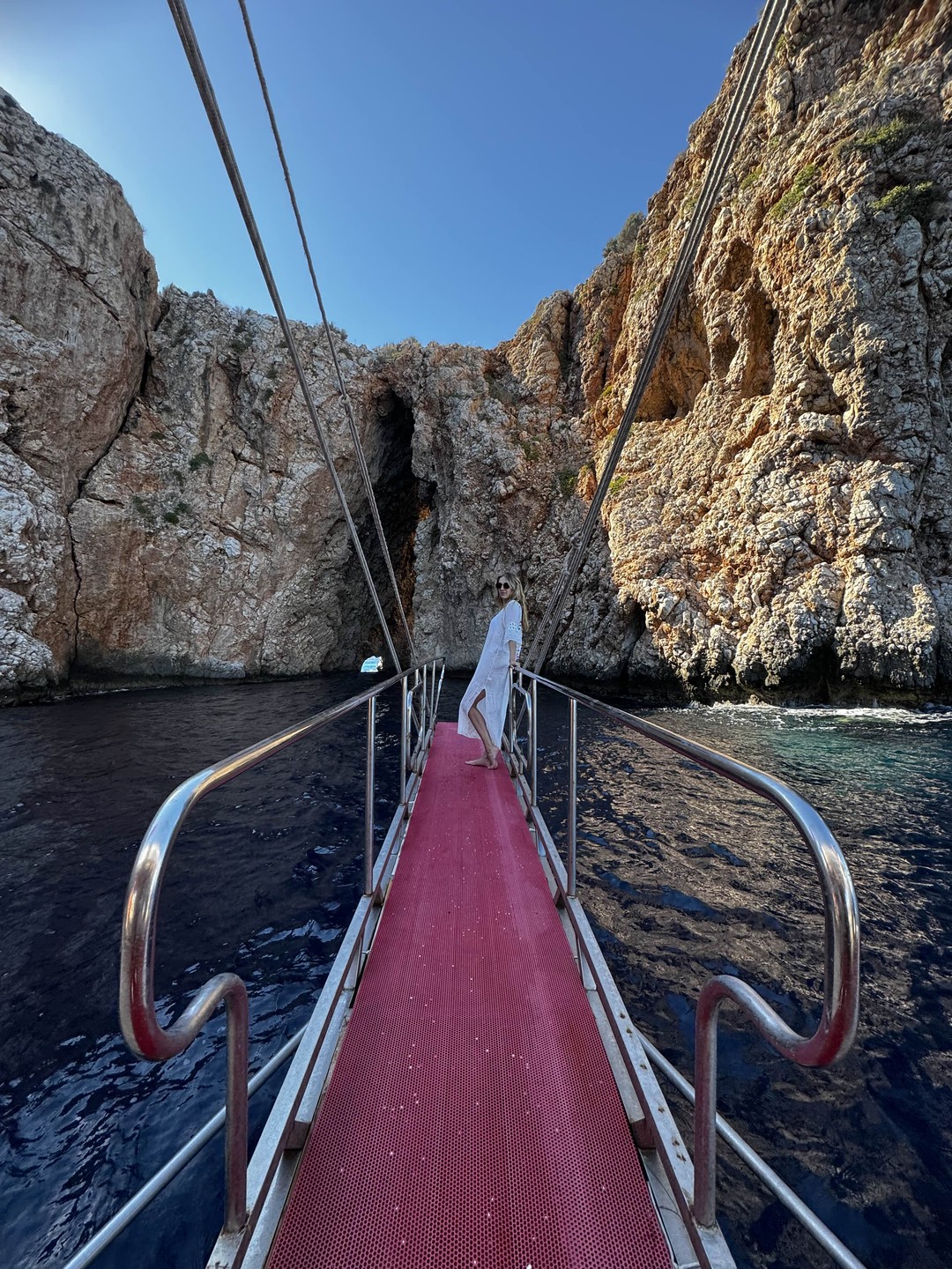 Все очень продавилось, забрали с отеля в оговореное время, весь день были на яхте, катались по островам, очень крытые локации, рекомендую 😌