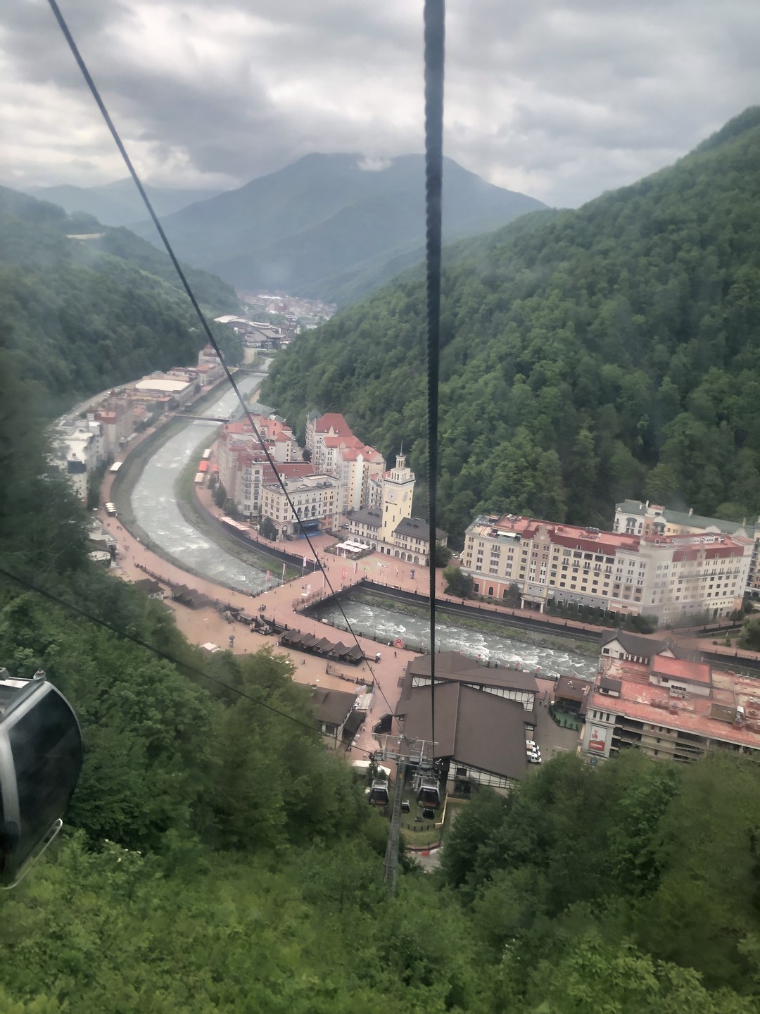 Очень грамотно построена экскурсия. Чудесный экскурсовод Ксения. Аккуратный водитель Александр. Из всех экскурсий на Красную поляну