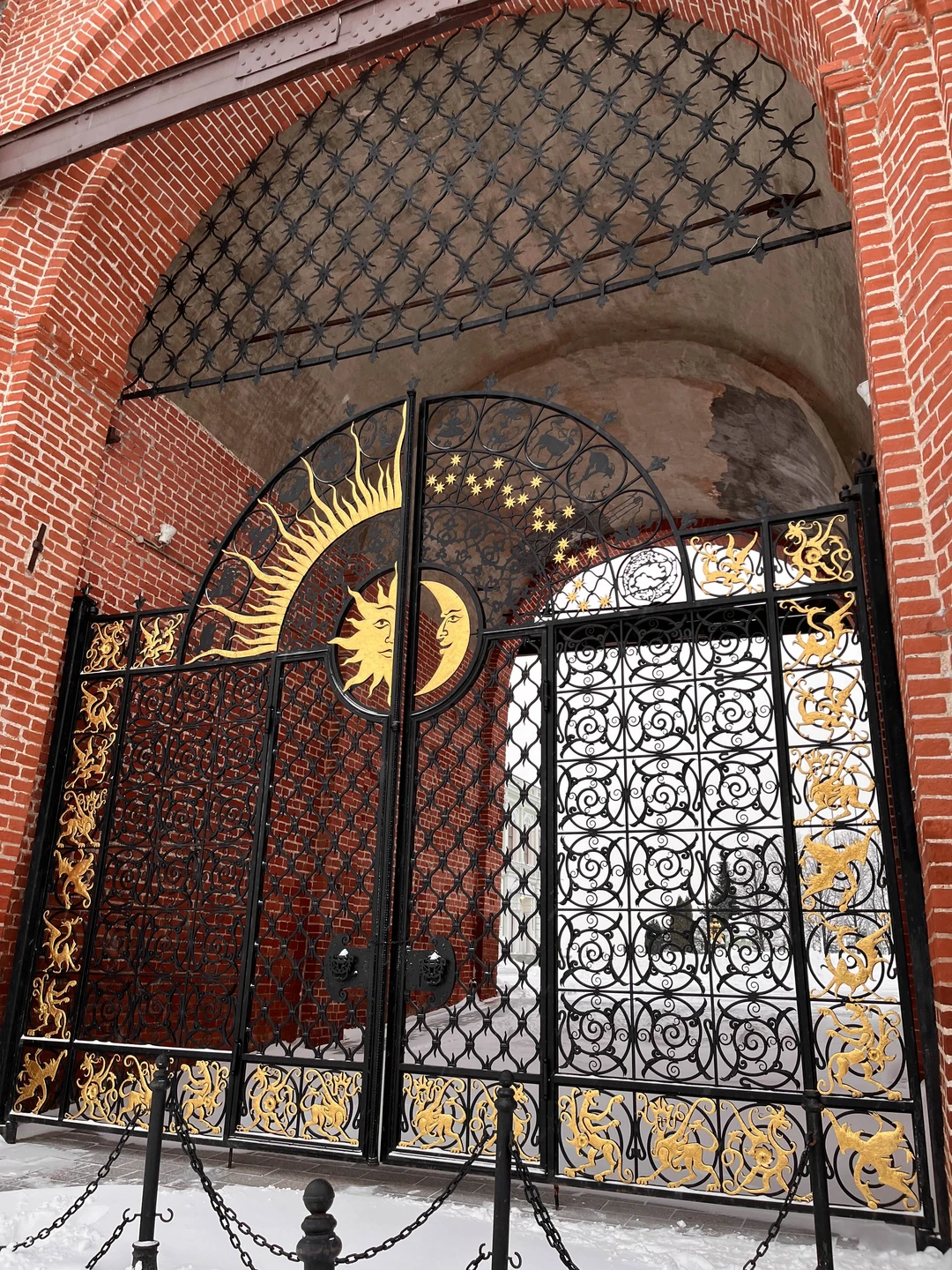 Два часа пролетели незаметно) Мы могли бы еще столько же проходить, слушая Сергея с открытыми ртами