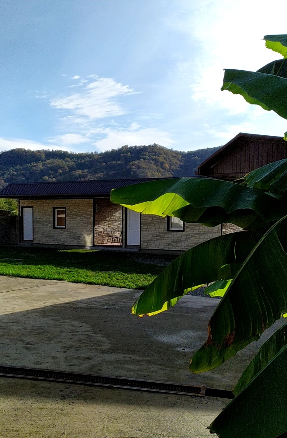 Прекрасное расположение, уединение в полной мере. Чудесная, живая природа. Благоприятный горный и морской воздух. Великолепные пейзажи.